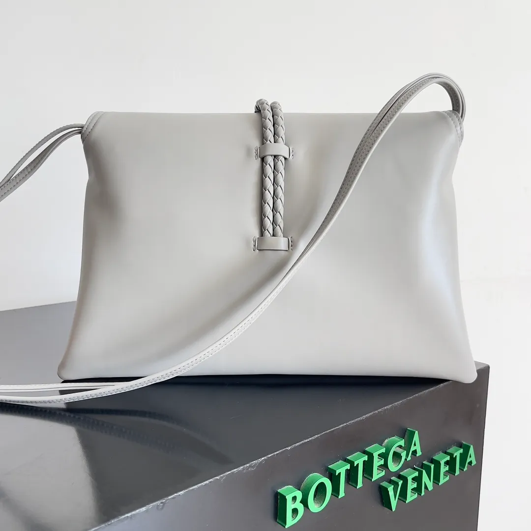 Batch 1680 Inspired by the 1970s, the Bottega Veneta women's logo shoulder bag has a smooth leather surface that brings a clean and handsome feel, just like the neatness and tenacity of a working woman. The front buckle is made of high-quality hardware pendant, the overall retro elegance, and the excellent leather feels soft. This Bottega Veneta series can be described as beautiful, weakening the complexity of the outfit, not competing for it, and only using the best quality to interpret itself. Style number: 806034 (large size) Size: 30*20*8cm